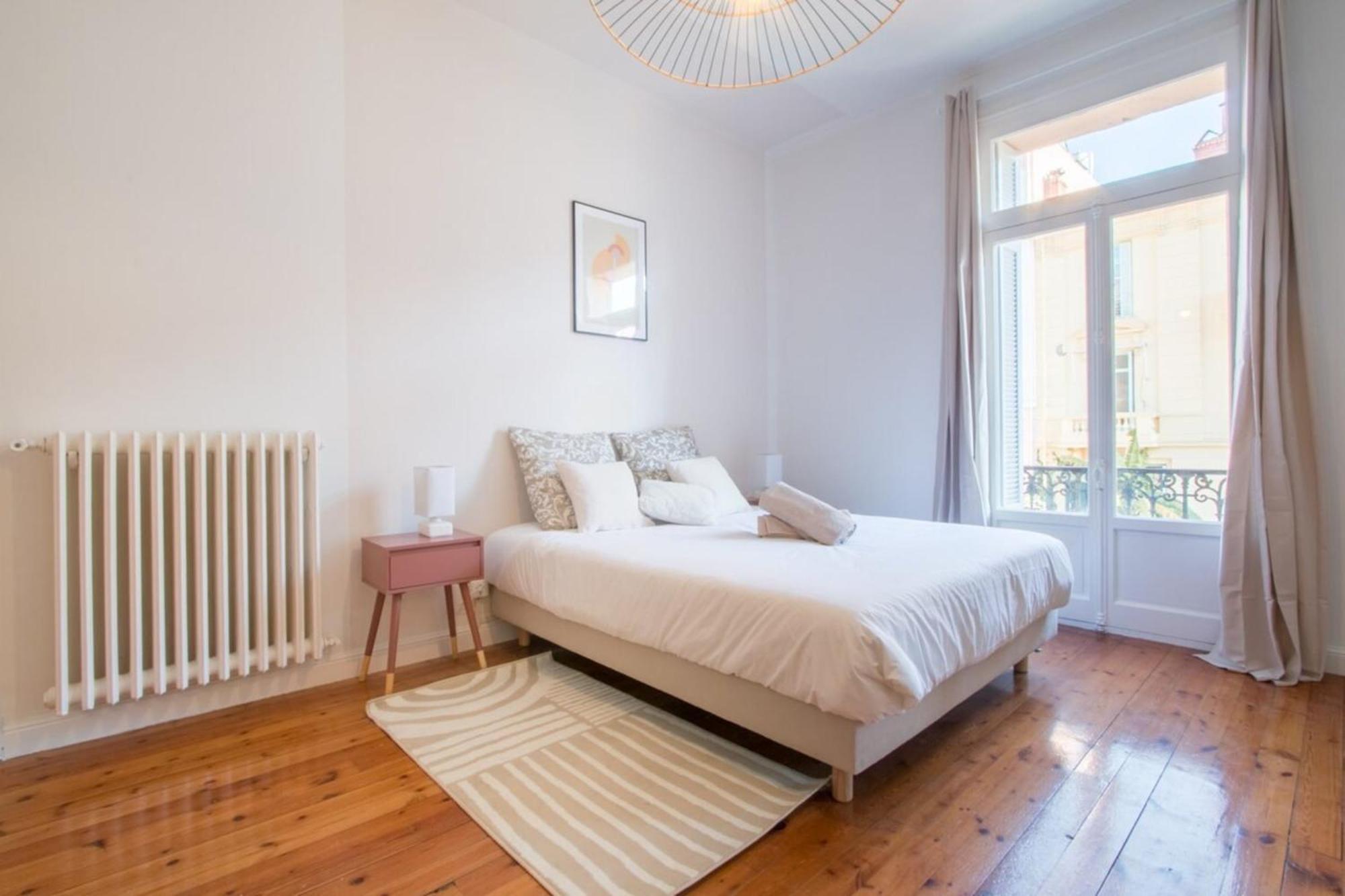 Spacious 2-Bedroom In The Centre Of Menton Luaran gambar
