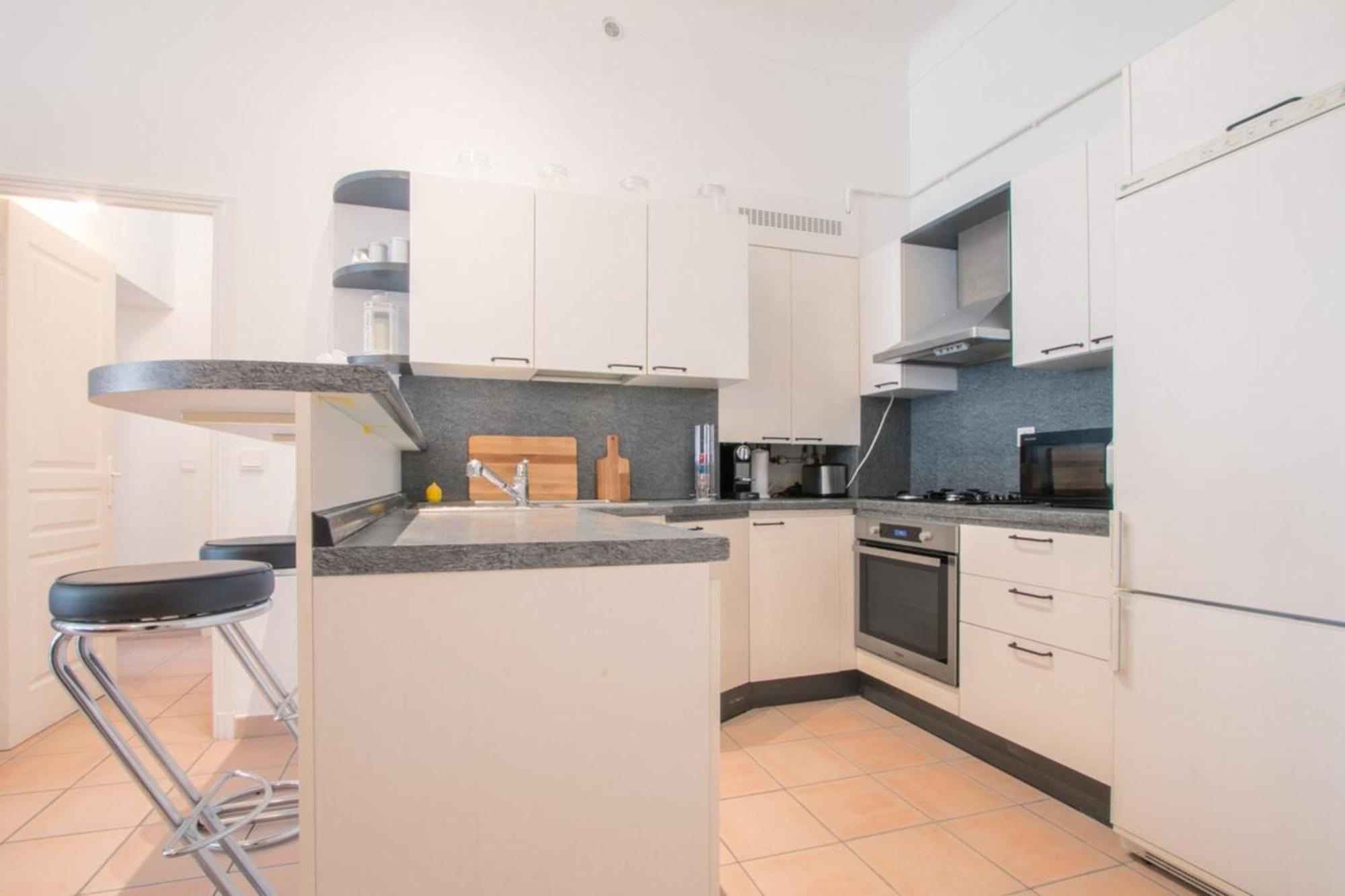 Spacious 2-Bedroom In The Centre Of Menton Luaran gambar